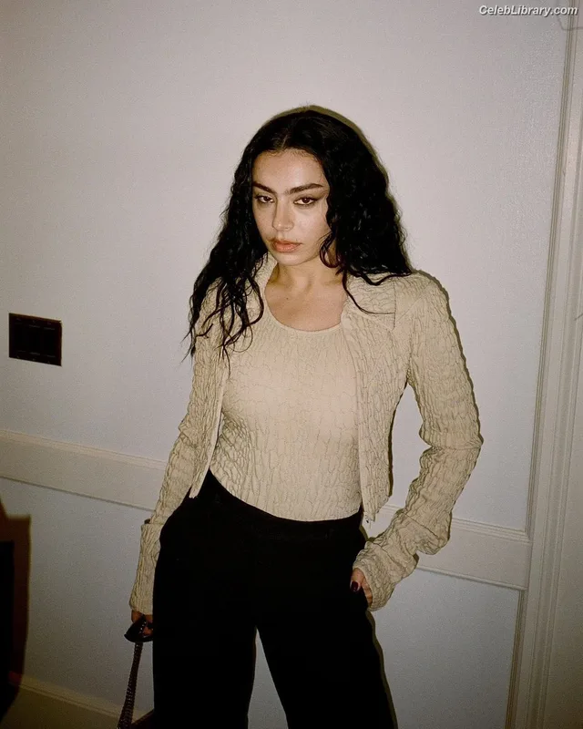 Charli XCX photo 8 of 2701