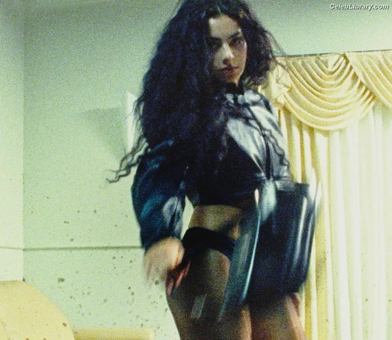 Charli XCX photo 9 of 2701