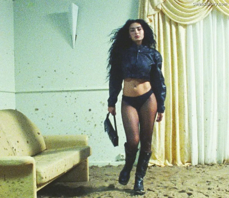 Charli XCX photo 10 of 2701