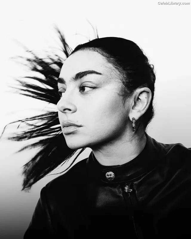 Charli XCX photo 1 of 2701
