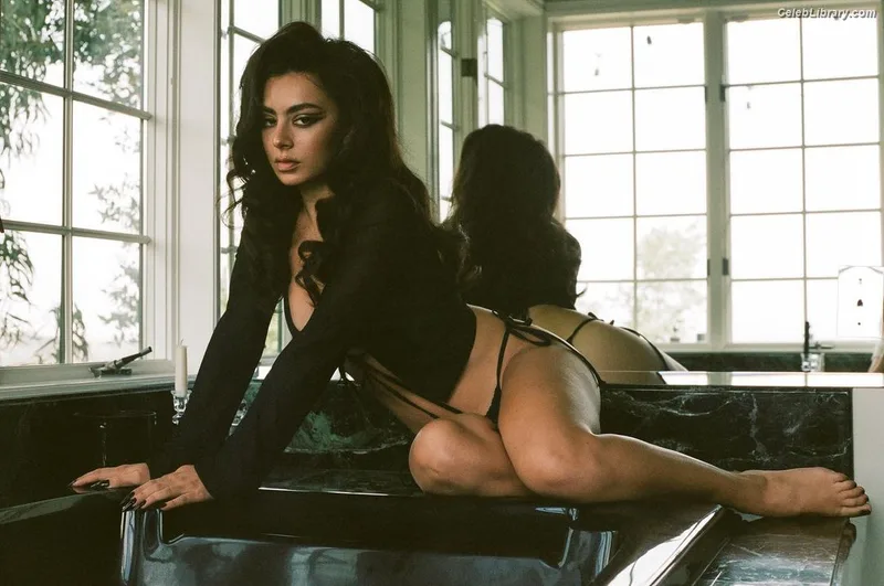 Charli XCX photo 3 of 2701
