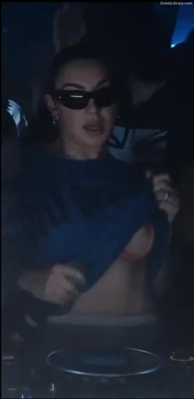 Charli XCX photo 20 of 2701