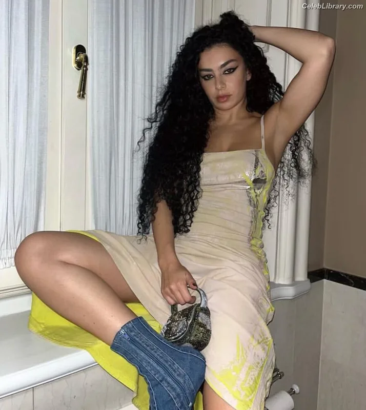 Charli XCX photo 23 of 2701