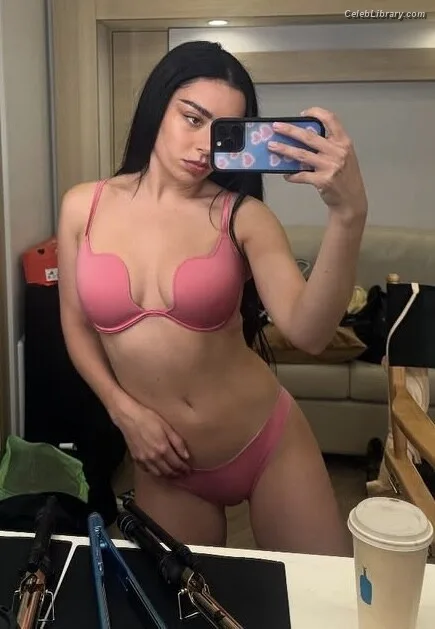 Charli XCX photo 2 of 2701