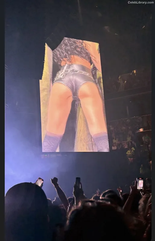 Charli XCX photo 2 of 2701