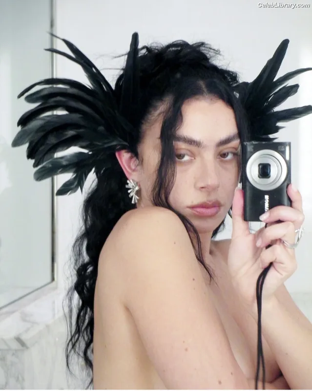 Charli XCX photo 3 of 2701