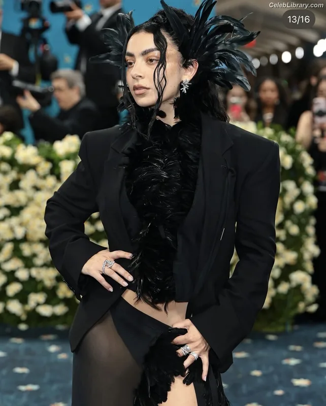 Charli XCX photo 5 of 2701