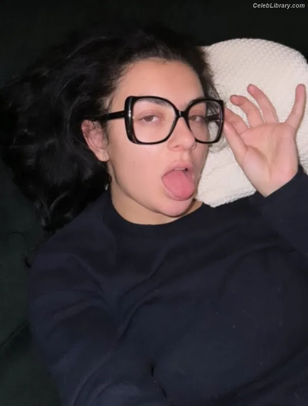Charli XCX photo 9 of 2701