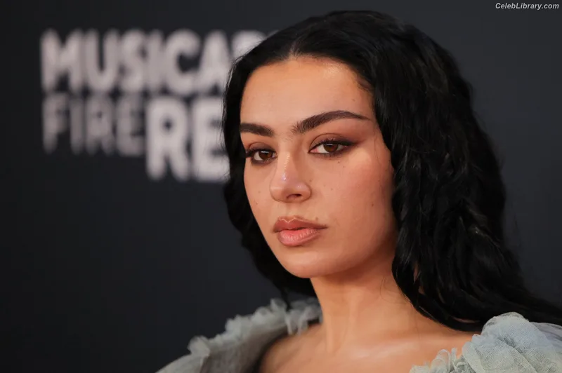 Charli XCX photo 10 of 2701