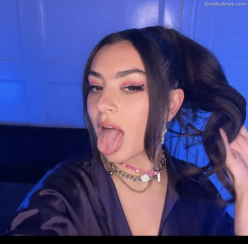Charli XCX photo 2 of 2701