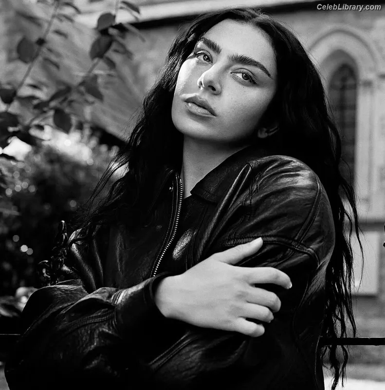 Charli XCX photo 8 of 2701
