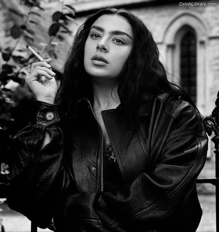 Charli XCX photo 9 of 2701