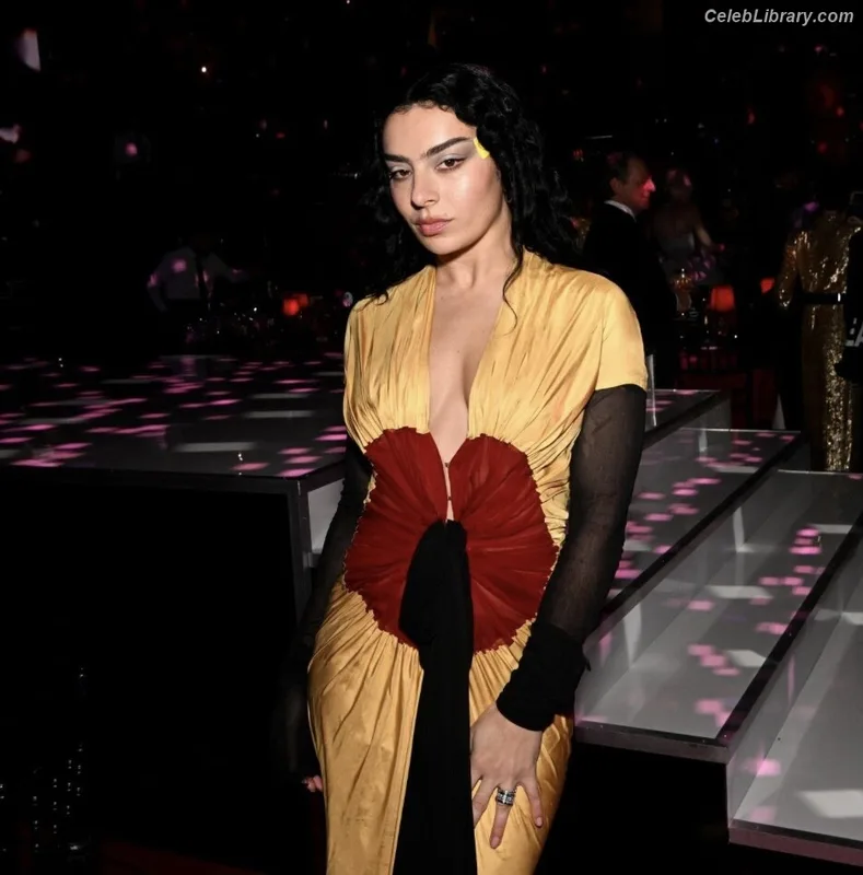 Charli XCX photo 20 of 2701
