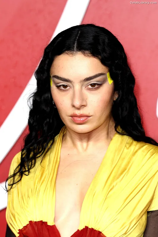 Charli XCX photo 22 of 2701