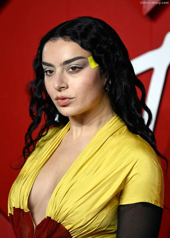 Charli XCX photo 2 of 2701