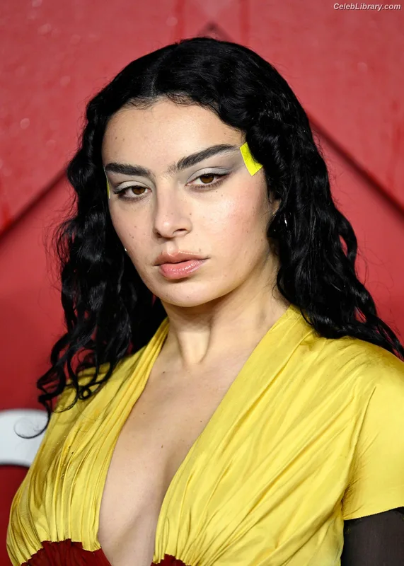 Charli XCX photo 3 of 2701