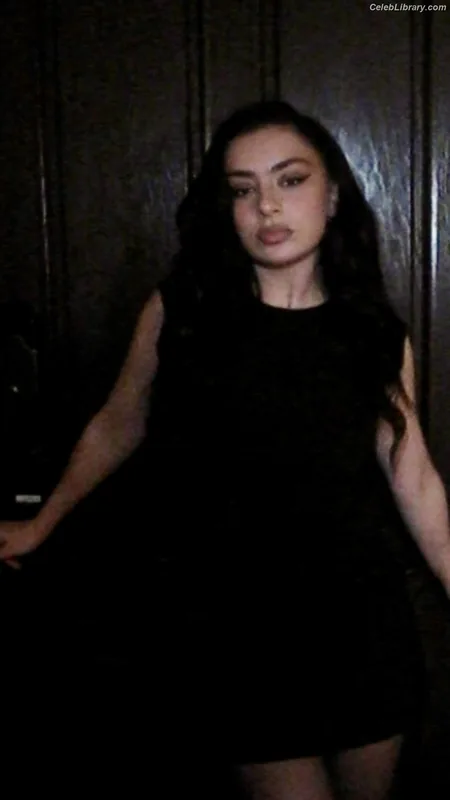 Charli XCX photo 5 of 2701