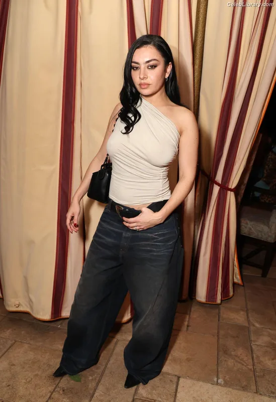 Charli XCX photo 7 of 2701