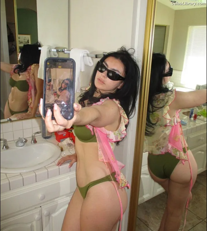 Charli XCX photo 20 of 2701