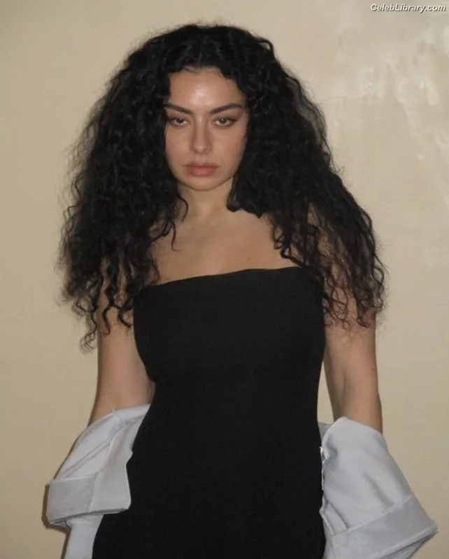 Charli XCX photo 24 of 2701