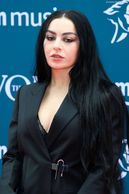 Charli XCX photo 17 of 2701