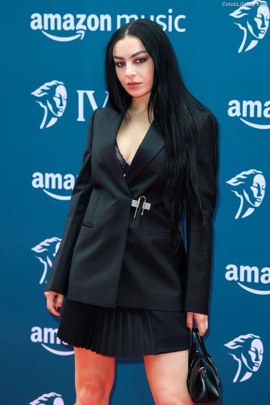 Charli XCX photo 18 of 2701