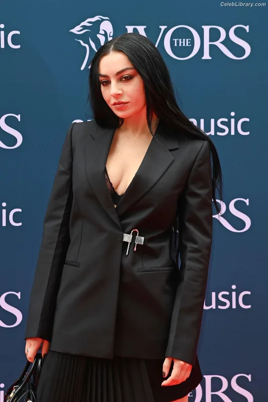 Charli XCX photo 19 of 2701