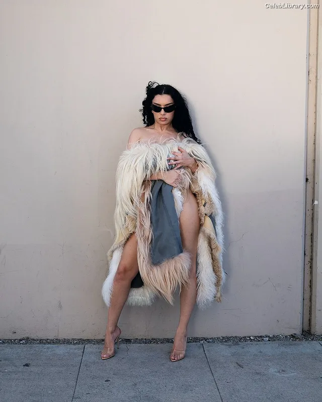 Charli XCX photo 1 of 2701