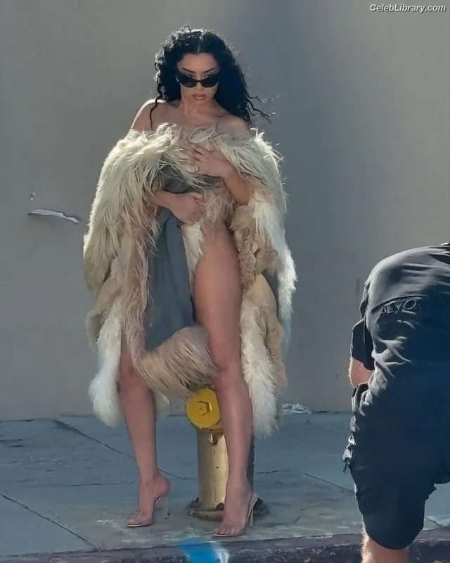 Charli XCX photo 2 of 2701
