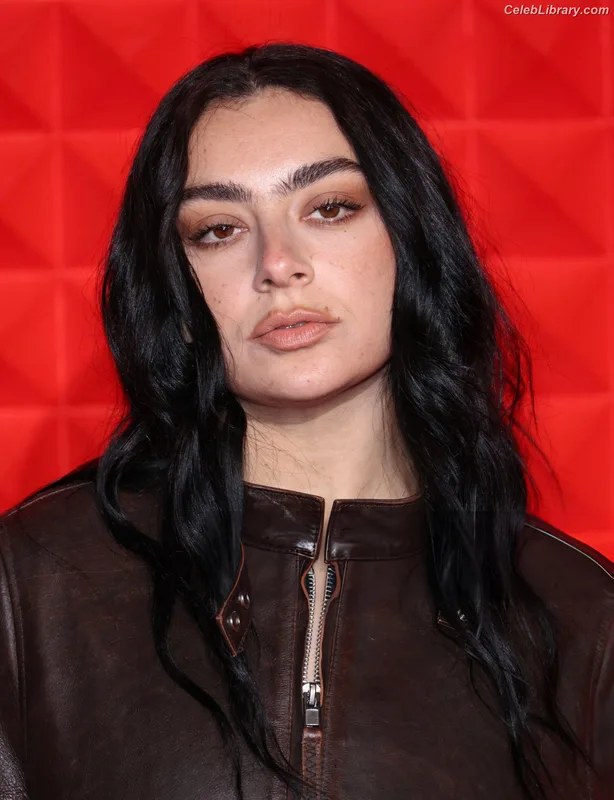 Charli XCX photo 18 of 2701