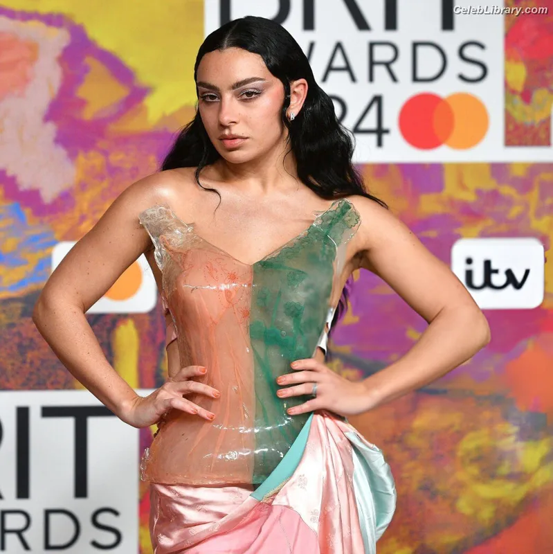 Charli XCX photo 5 of 2701
