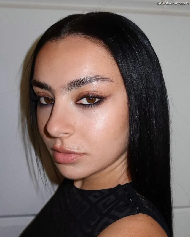 Charli XCX photo 7 of 2701