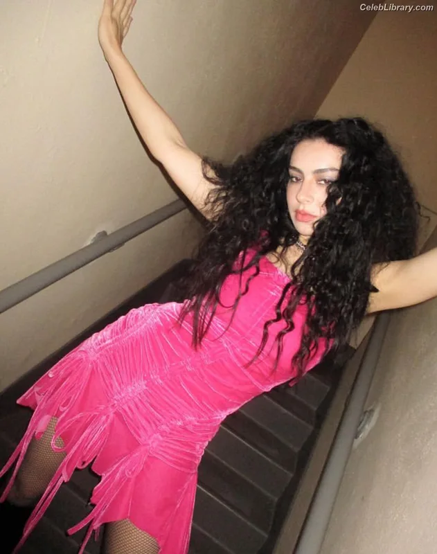Charli XCX photo 8 of 2701