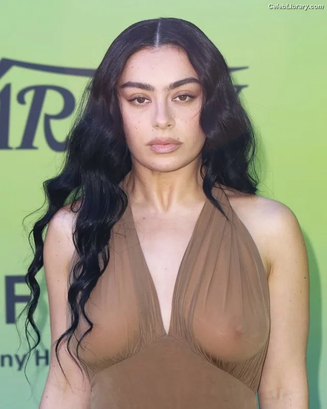 Charli XCX photo 1 of 2701