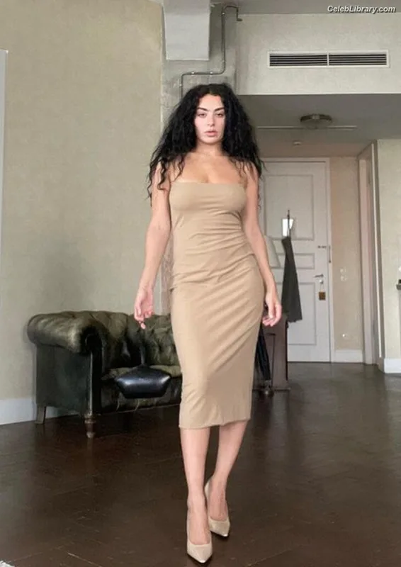 Charli XCX photo 2 of 2701