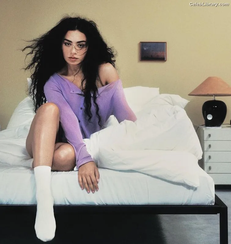 Charli XCX photo 8 of 2701