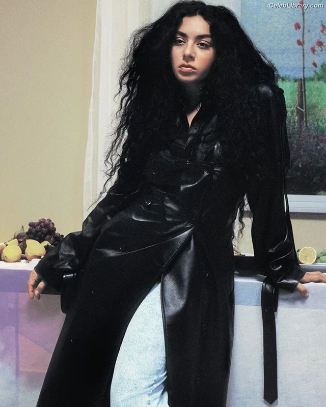 Charli XCX photo 11 of 2701