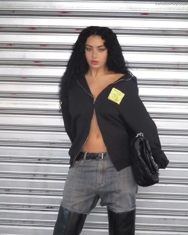 Charli XCX photo 17 of 2701