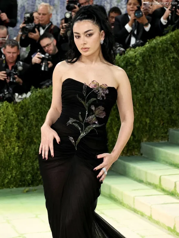 Charli XCX photo 10 of 2701