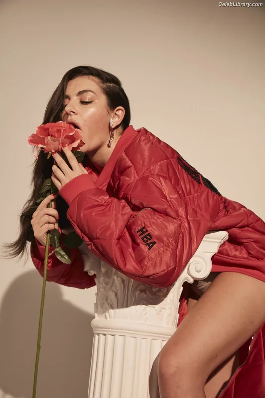 Charli XCX photo 2 of 2701