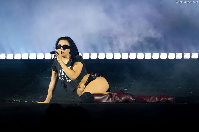 Charli XCX photo 10 of 2701
