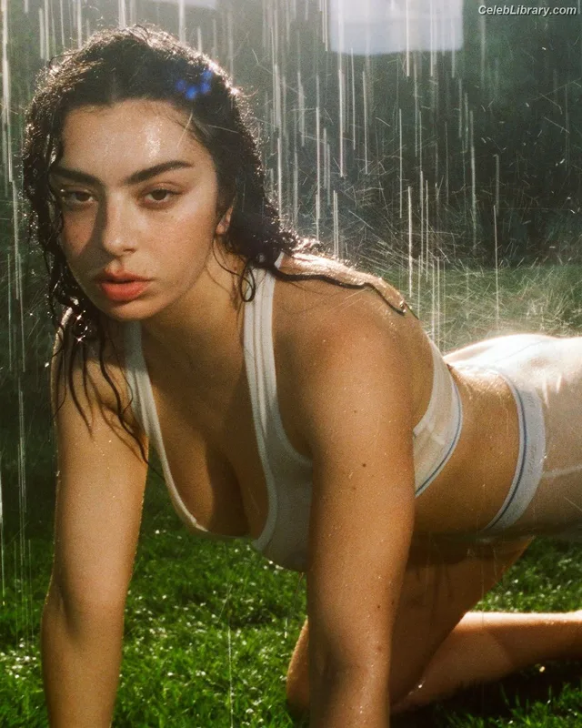 Charli XCX photo 10 of 2701