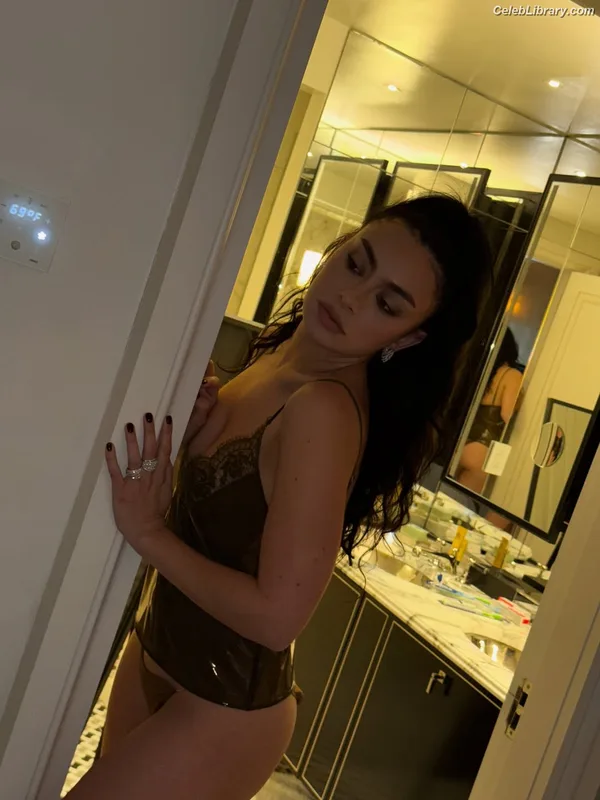 Charli XCX photo 2 of 2701