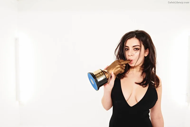 Charli XCX photo 1 of 2701