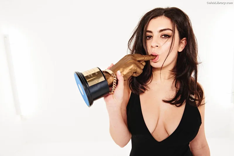 Charli XCX photo 2 of 2701