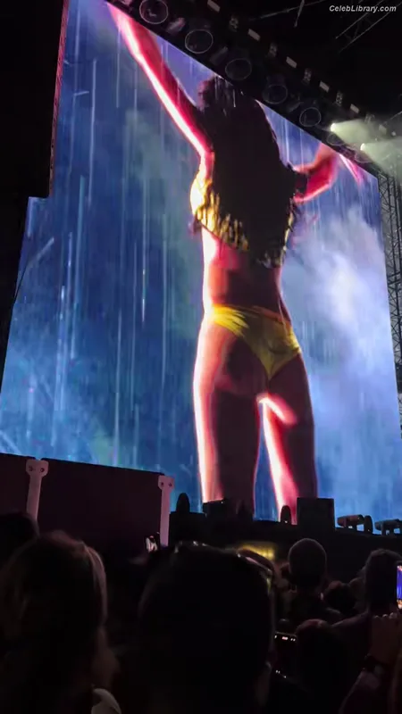 Charli XCX photo 8 of 2701
