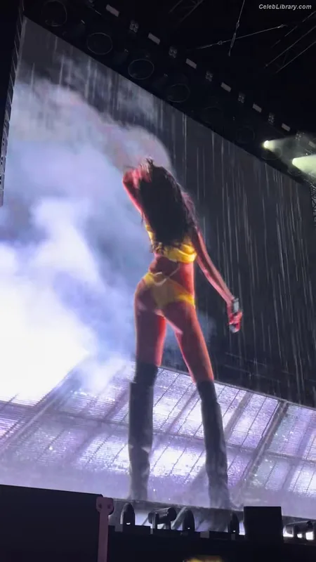 Charli XCX photo 9 of 2701