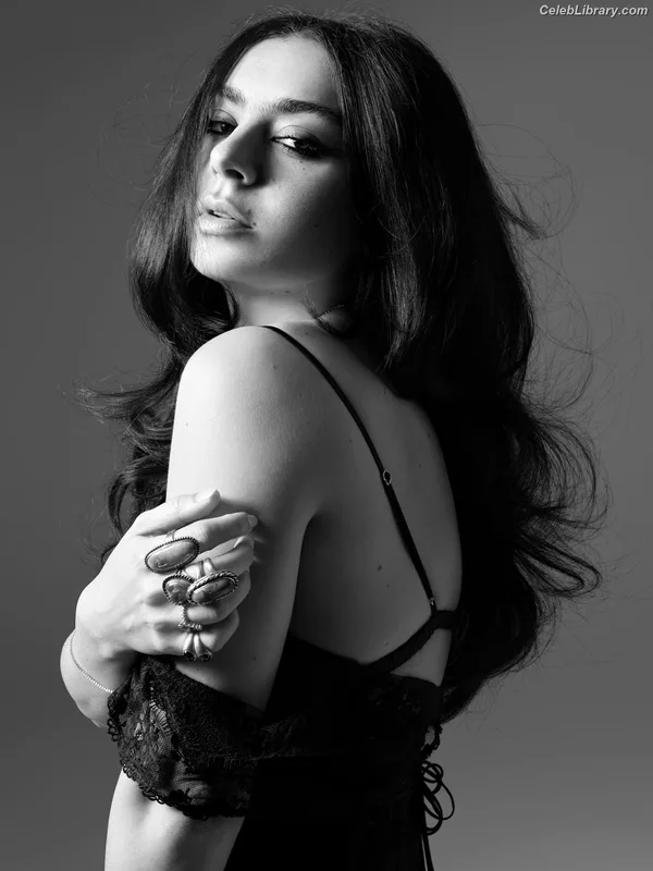 Charli XCX photo 24 of 2701