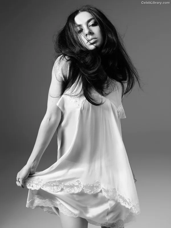 Charli XCX photo 3 of 2701
