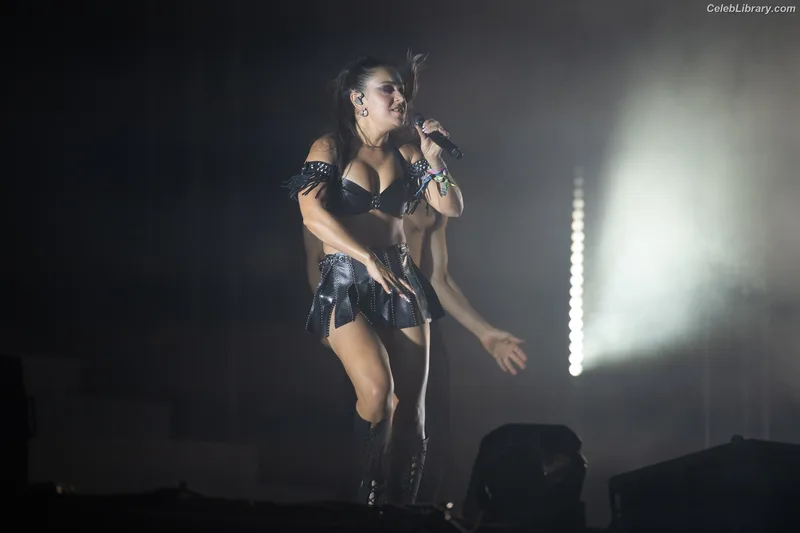 Charli XCX photo 6 of 2701